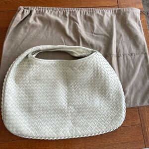 Authentic Bottega Veneta Intrecciato shoulder bag - large! In cream color.